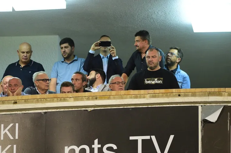 Grobari s fantomkama postrojili igrače Partizana nakon debakla, ponižavali ih i natjerali da skinu dresove