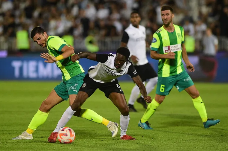 Grobari s fantomkama postrojili igrače Partizana nakon debakla, ponižavali ih i natjerali da skinu dresove