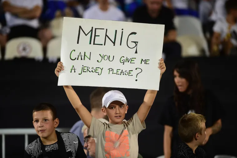 Grobari s fantomkama postrojili igrače Partizana nakon debakla, ponižavali ih i natjerali da skinu dresove