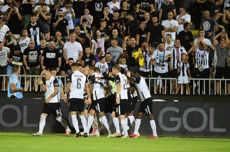 Grobari s fantomkama postrojili igrače Partizana nakon debakla, ponižavali ih i natjerali da skinu dresove