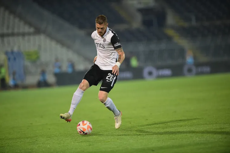 Grobari s fantomkama postrojili igrače Partizana nakon debakla, ponižavali ih i natjerali da skinu dresove