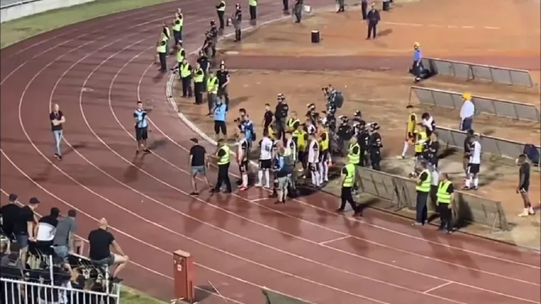 Grobari s fantomkama postrojili igrače Partizana nakon debakla, ponižavali ih i natjerali da skinu dresove