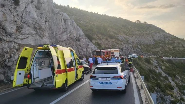 Te&scaron;ka prometna nesreća u Dubrovniku, ozlijeđeni prevezeni u bolnicu. Na terenu vatrogasci i hitna