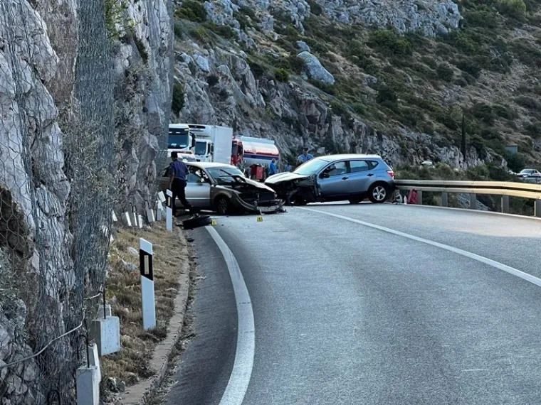 Te&scaron;ka prometna nesreća u Dubrovniku, ozlijeđeni prevezeni u bolnicu. Na terenu vatrogasci i hitna
