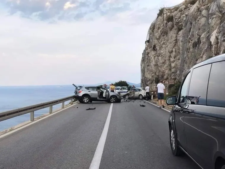 Te&scaron;ka prometna nesreća u Dubrovniku, ozlijeđeni prevezeni u bolnicu. Na terenu vatrogasci i hitna