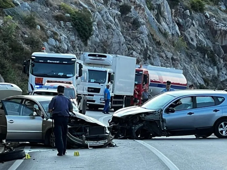 Te&scaron;ka prometna nesreća u Dubrovniku, ozlijeđeni prevezeni u bolnicu. Na terenu vatrogasci i hitna