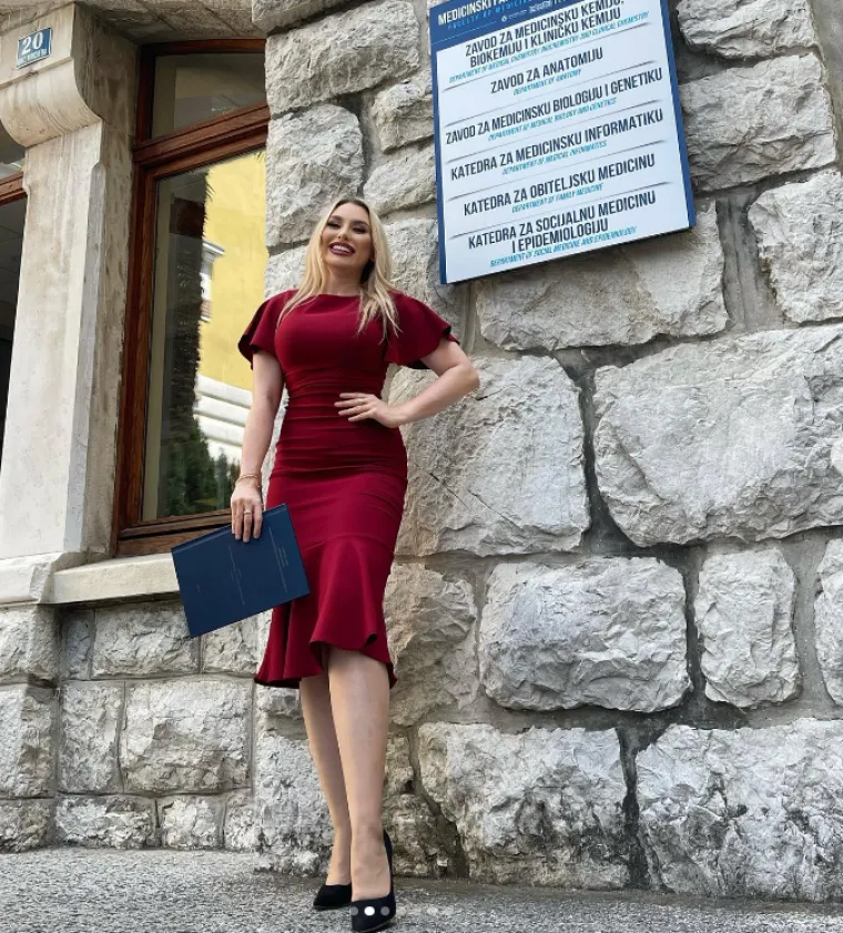Upoznajte Petru, doktoricu medicine koja je svoju liječničku kutu zamijenila seksi koktel haljinicama