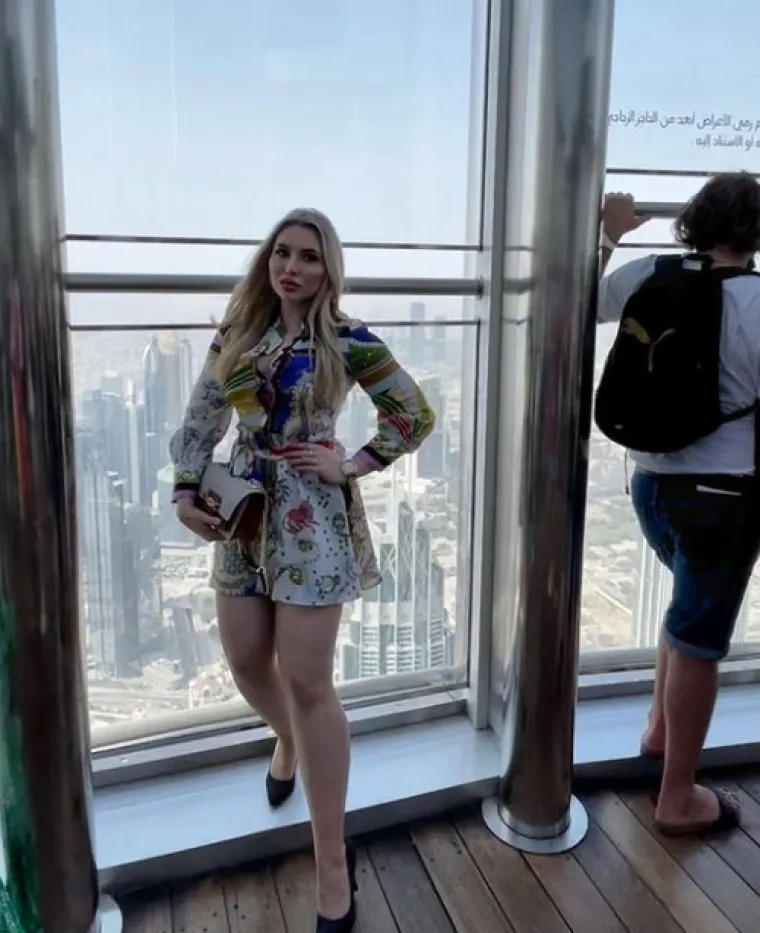 Upoznajte Petru, doktoricu medicine koja je svoju liječničku kutu zamijenila seksi koktel haljinicama