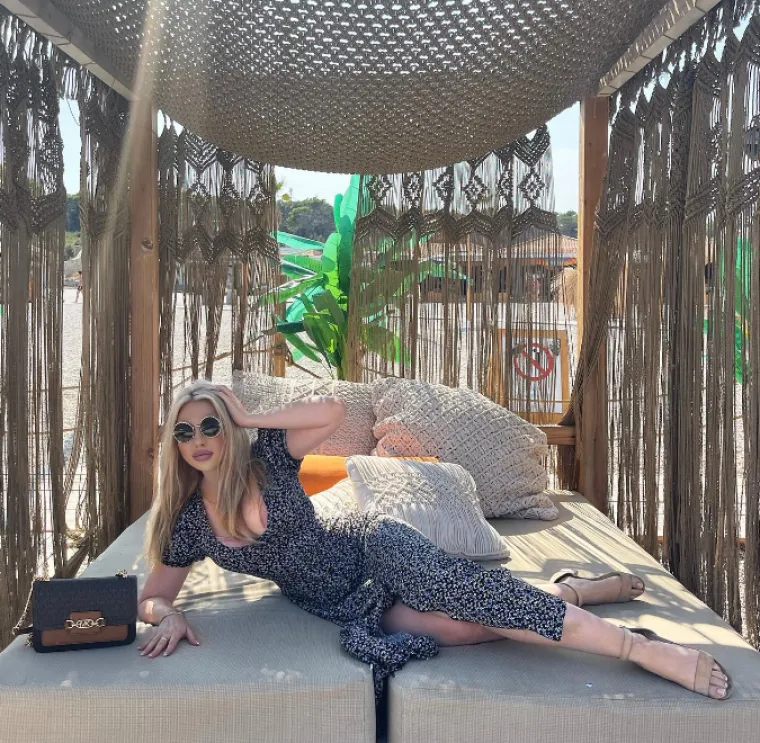 Upoznajte Petru, doktoricu medicine koja je svoju liječničku kutu zamijenila seksi koktel haljinicama