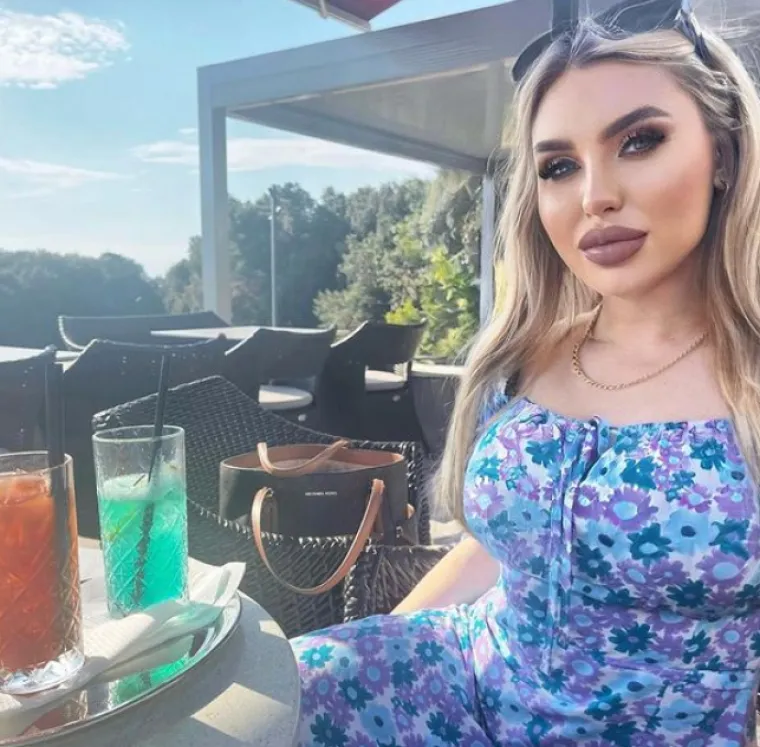 Upoznajte Petru, doktoricu medicine koja je svoju liječničku kutu zamijenila seksi koktel haljinicama