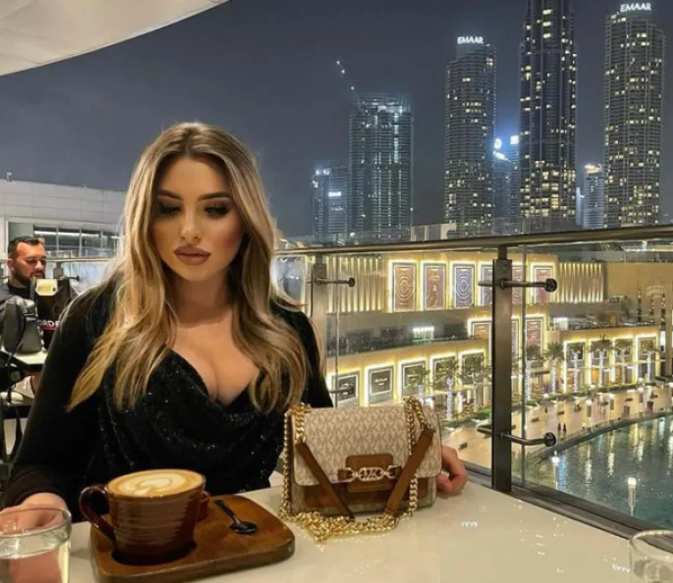 Upoznajte Petru, doktoricu medicine koja je svoju liječničku kutu zamijenila seksi koktel haljinicama