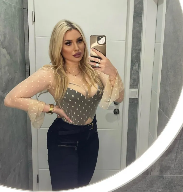 Upoznajte Petru, doktoricu medicine koja je svoju liječničku kutu zamijenila seksi koktel haljinicama