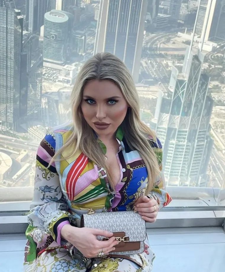 Upoznajte Petru, doktoricu medicine koja je svoju liječničku kutu zamijenila seksi koktel haljinicama