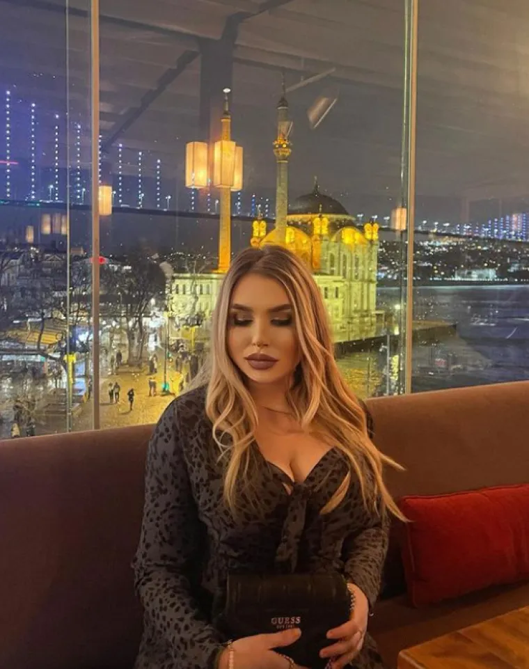 Upoznajte Petru, doktoricu medicine koja je svoju liječničku kutu zamijenila seksi koktel haljinicama