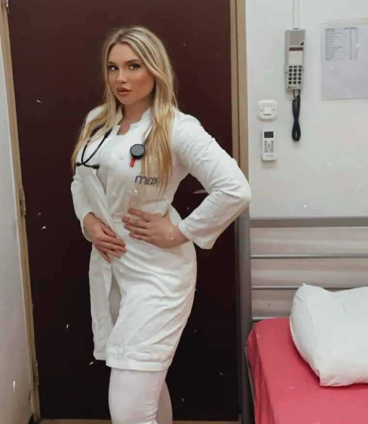 Upoznajte Petru, doktoricu medicine koja je svoju liječničku kutu zamijenila seksi koktel haljinicama