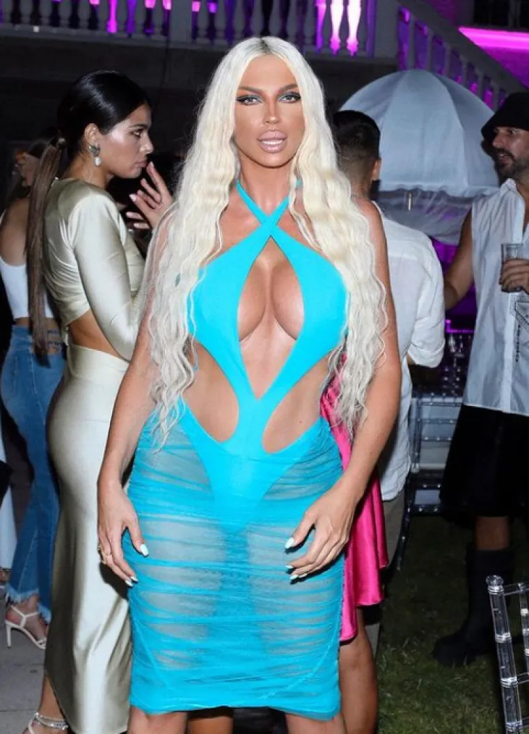 Jelena Karleu&scaron;a do&scaron;la polugola na rođendan poznate srpske turbofolk 'pevaljke': Je li zasjenila i slavljenicu?