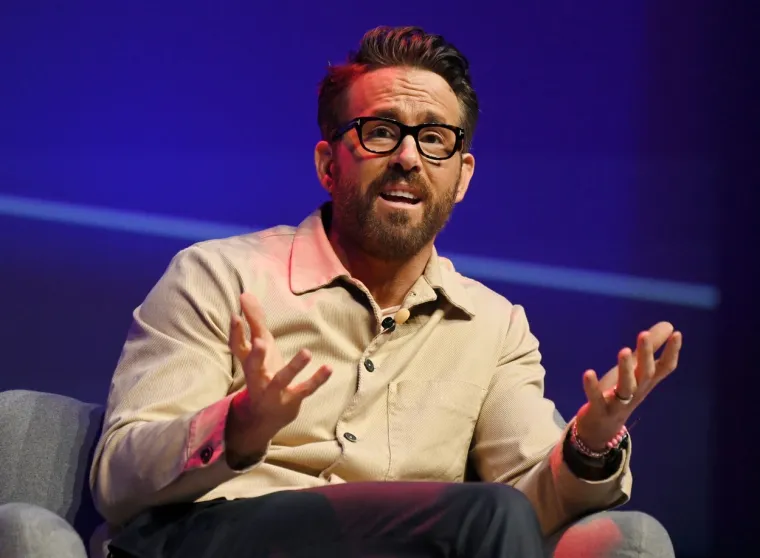 Prije blistave filmske karijere, Ryan Reynolds bio je talent s malim ulogama. Živio je u Kanadi sa starijom braćom i roditeljima. Majka mu je radila u maloprodaji, dok mu je otac bio bivši policajac. Od tada, Reynolds se pojavio u više od 60 filmova. Unatoč slavi, ovaj se glumac i dalje sjeća da je potekao iz skrome obitelji, a s majkom je u bliskom odnosu.