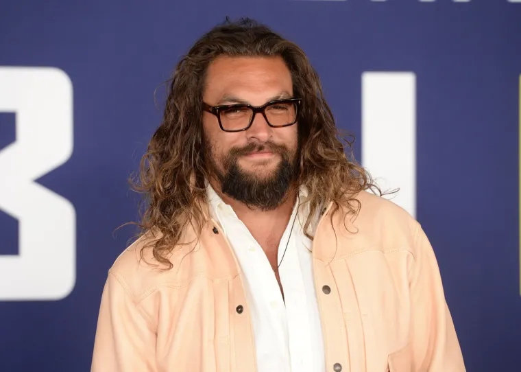 Miljenik žena diljem svijeta i zvijezda filma Aquaman, Jason Momoa, karijeru je počeo u Igri prijestolja. Zatim su uslijedile holivudske ponude. Unatoč slavi, Momoa je pravi obiteljski čovjek skromnih vrijednosti te voli biti posvećen svojoj djeci. Vrijeme voli provoditi i s roditeljima koji se bave slikanjem i fotografijom. Izgleda da je Momoa od njih naslijedio umjetnički talent.