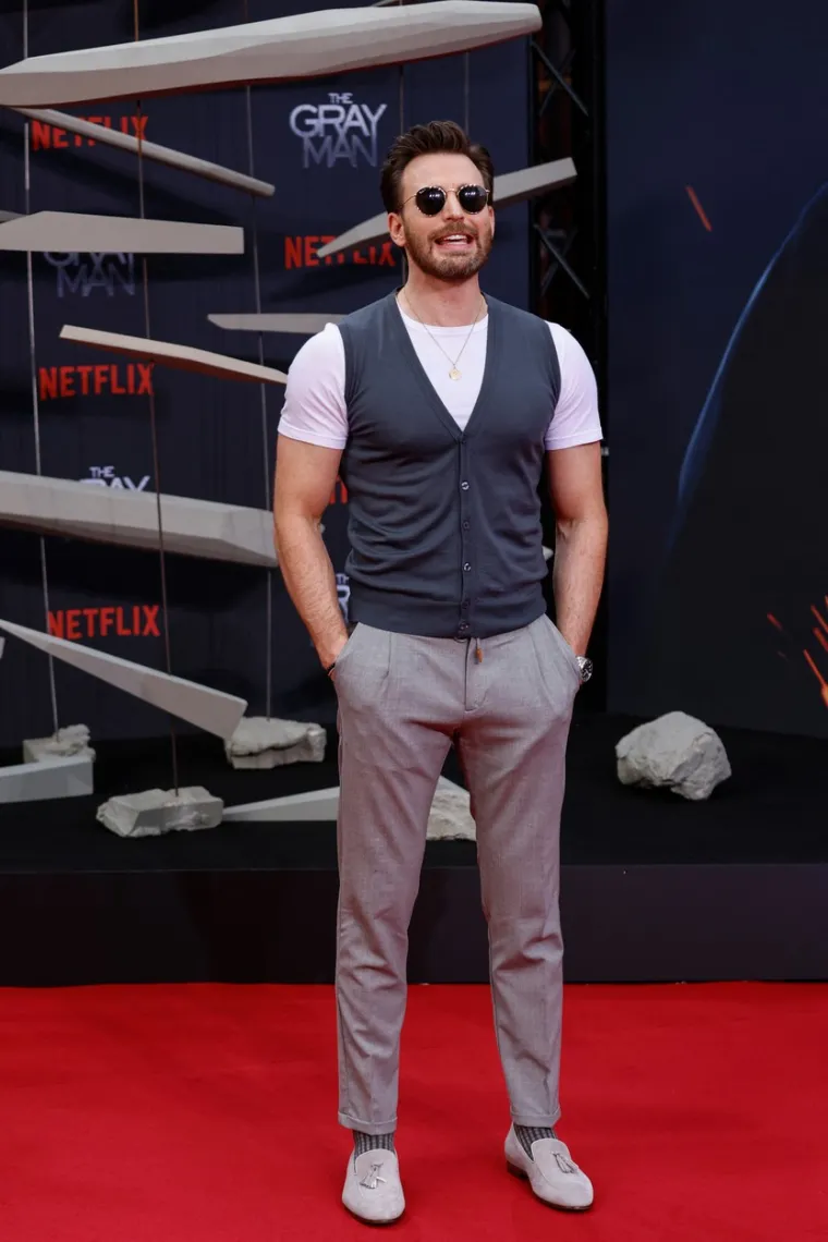 Možda mislite da zvijezda filma &apos;Captain Amerika&apos; dolazi iz imućne obitelji, a zapravo je upravo suprotno. Chris Evans sin je lokalne kazališne redateljice i stomatologa. Chrisov otac nije se hvalio popularnošću svog sina glumca pa su mnogi njegovi pacijenti ostali šokirani kad su vidjeli u čiju su stomatološku ordinaciju stigli.