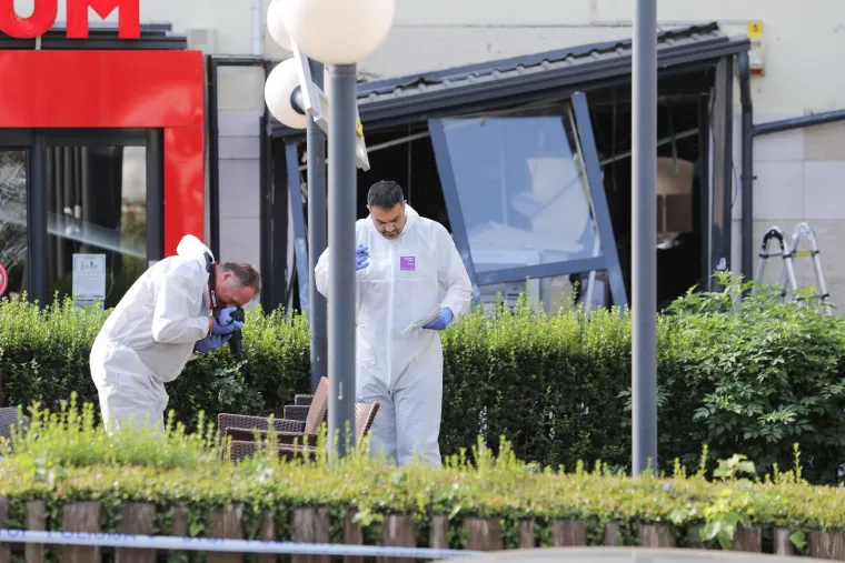 Na zagrebačkom Marku&scaron;evcu u petak oko 3 sata ujutro eksplozijom je o&scaron;tećen bankomat, izvijestila je Policijska uprava zagrebačka. Stradao je bankomat Zagrebačke banke na Trgu sv. &Scaron;imuna, a policija obavlja očevid nakon kojeg bi trebalo biti poznato vi&scaron;e informacija.