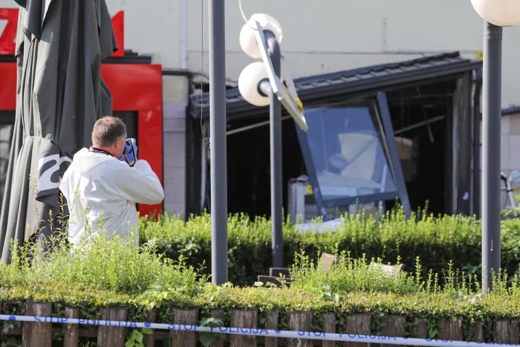Na zagrebačkom Marku&scaron;evcu u petak oko 3 sata ujutro eksplozijom je o&scaron;tećen bankomat, izvijestila je Policijska uprava zagrebačka. Stradao je bankomat Zagrebačke banke na Trgu sv. &Scaron;imuna, a policija obavlja očevid nakon kojeg bi trebalo biti poznato vi&scaron;e informacija.