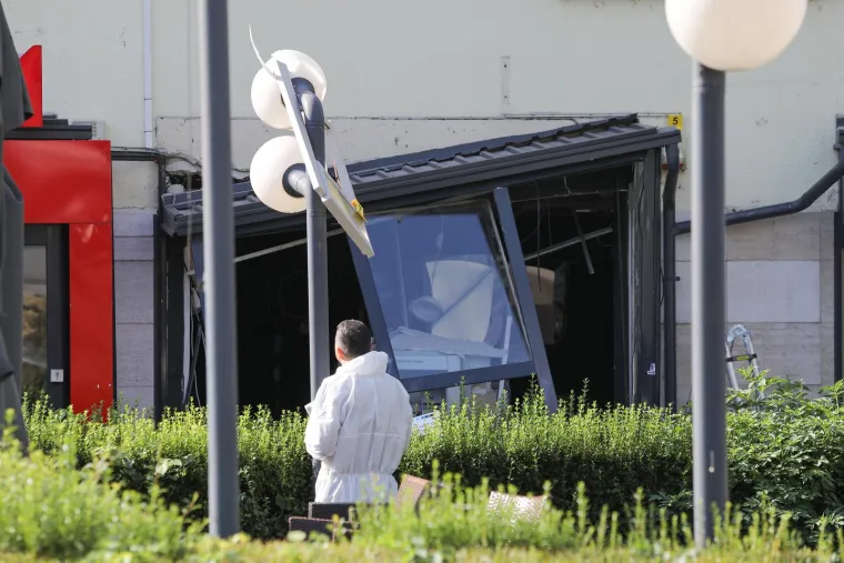 Na zagrebačkom Marku&scaron;evcu u petak oko 3 sata ujutro eksplozijom je o&scaron;tećen bankomat, izvijestila je Policijska uprava zagrebačka. Stradao je bankomat Zagrebačke banke na Trgu sv. &Scaron;imuna, a policija obavlja očevid nakon kojeg bi trebalo biti poznato vi&scaron;e informacija.