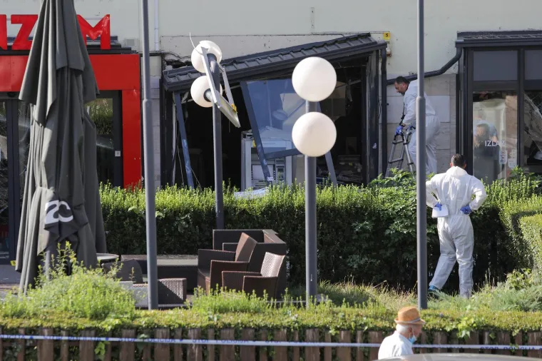 Na zagrebačkom Marku&scaron;evcu u petak oko 3 sata ujutro eksplozijom je o&scaron;tećen bankomat, izvijestila je Policijska uprava zagrebačka. Stradao je bankomat Zagrebačke banke na Trgu sv. &Scaron;imuna, a policija obavlja očevid nakon kojeg bi trebalo biti poznato vi&scaron;e informacija.