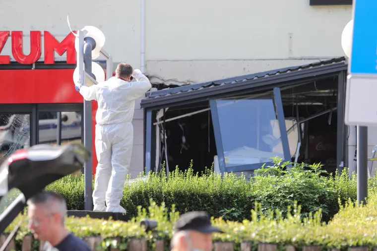 Na zagrebačkom Marku&scaron;evcu u petak oko 3 sata ujutro eksplozijom je o&scaron;tećen bankomat, izvijestila je Policijska uprava zagrebačka. Stradao je bankomat Zagrebačke banke na Trgu sv. &Scaron;imuna, a policija obavlja očevid nakon kojeg bi trebalo biti poznato vi&scaron;e informacija.