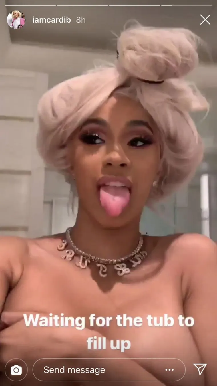 Kada je Cardi B 2020. godine na svom Instagram Storyju prenijela svoju sliku u toplesu, internet je podivljao. Vrlo je brzo sve dospjelo u medije, a Cardi se kasnije ispričavala na svojim društvenim mrežama, opravdavajući se da je sve bilo: &quot;Slučajno&quot;? Da. Jer - prvi korak - otključati telefon. Drugi - upaliti Instagram. Treći - otvoriti Story. Peti - scrollati do fotografije za upload. Šesti - napisati tekst na fotografiju i sedmi - stisnuti &quot;objavi&quot; su zasigurno &quot;slučajni koraci&quot;. 