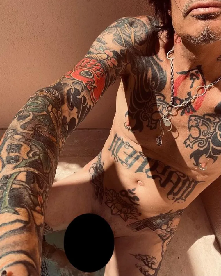Nakon što je porno-uradak s njegovom bivšom, Pamelom Anderson, obišla cijeli svijet, Tommy Lee više nema problema sa snimanjem vlastitih golišavih fotki. Jednom je prilikom objavio svoju potpuno golu fotografiju na Instagramu, koju mu je komentirala čak i supruga Brittany Furlan. 