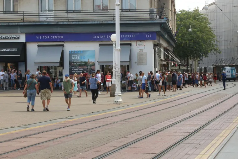 Pomama za kovanicom od 25 kuna na glavnom trgu u Zagrebu: 'Bilo je i svađe i vike'