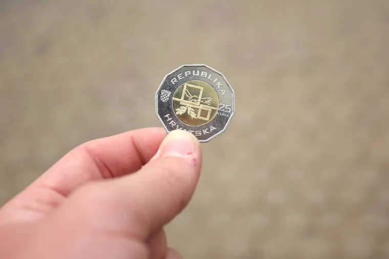 Pomama za kovanicom od 25 kuna na glavnom trgu u Zagrebu: 'Bilo je i svađe i vike'