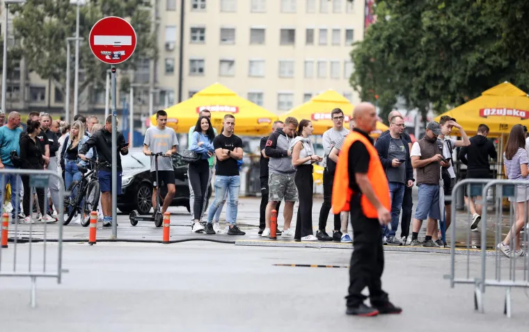 Svi koji su u gradu žele na utakmicu: Pogledajte red na Maksimiru za ulaznice za večera&scaron;nji derbi
