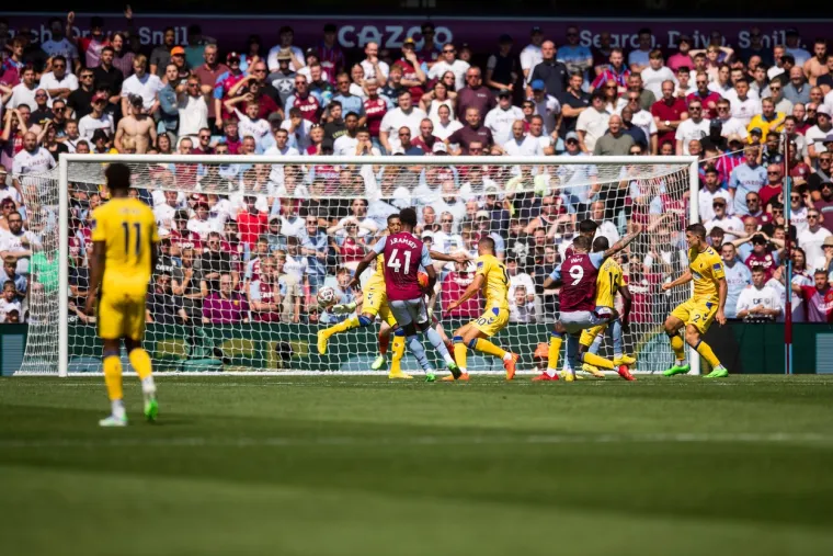 Gerrard bolji od Lamparda: Ali, Steven niti sam ne zna kako je ovo preživio; Aston Villa spasila tri boda protiv Evertona