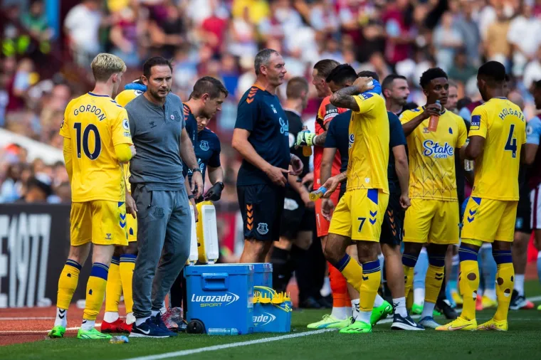 Gerrard bolji od Lamparda: Ali, Steven niti sam ne zna kako je ovo preživio; Aston Villa spasila tri boda protiv Evertona