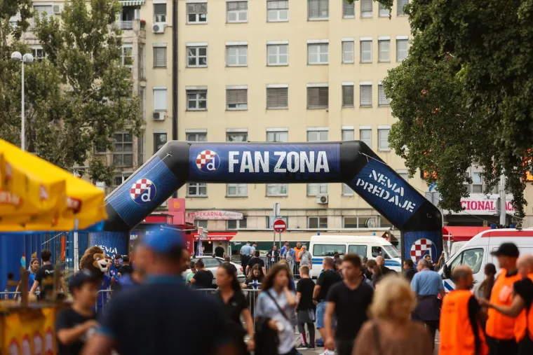 Policijski helikopter nadlijeće stadion i čitav grad Zagreb