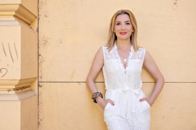 Nedavno proslavila 48.: Ecija Ojdanić pozirala u zavodljivom izdanju i dokazala da su njezinu slučaju godine samo broj