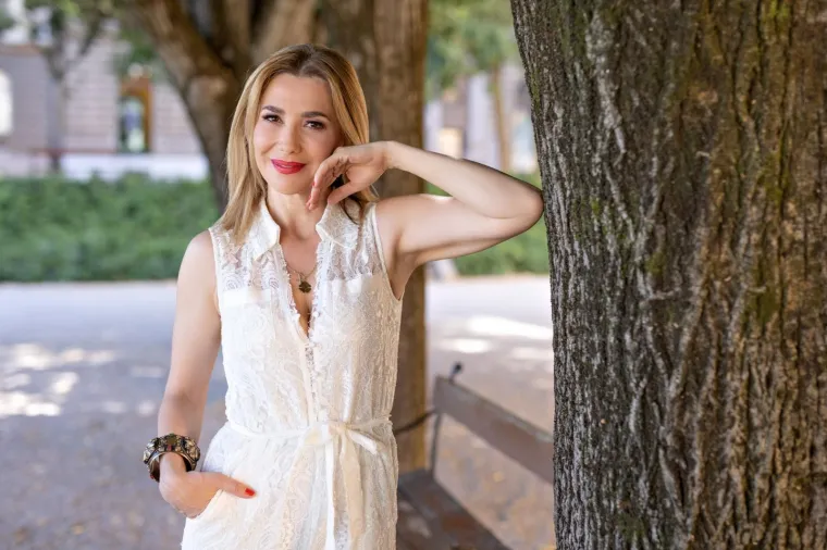 Nedavno proslavila 48.: Ecija Ojdanić pozirala u zavodljivom izdanju i dokazala da su njezinu slučaju godine samo broj