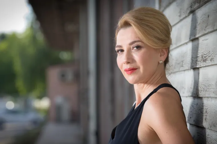 Nedavno proslavila 48.: Ecija Ojdanić pozirala u zavodljivom izdanju i dokazala da su njezinu slučaju godine samo broj