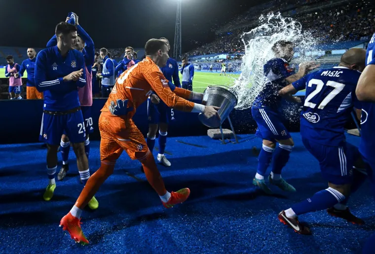 Pogledajte kakav je kaos zavladao Maksimirom: Livi 'tlačio' Ivanušeca, Ristovski fotografira, a Oršić pozira s protezom