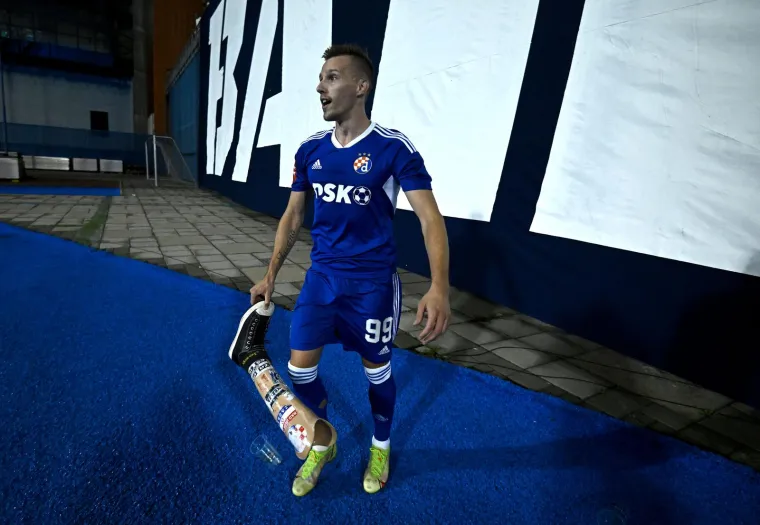 Pogledajte kakav je kaos zavladao Maksimirom: Livi 'tlačio' Ivanušeca, Ristovski fotografira, a Oršić pozira s protezom