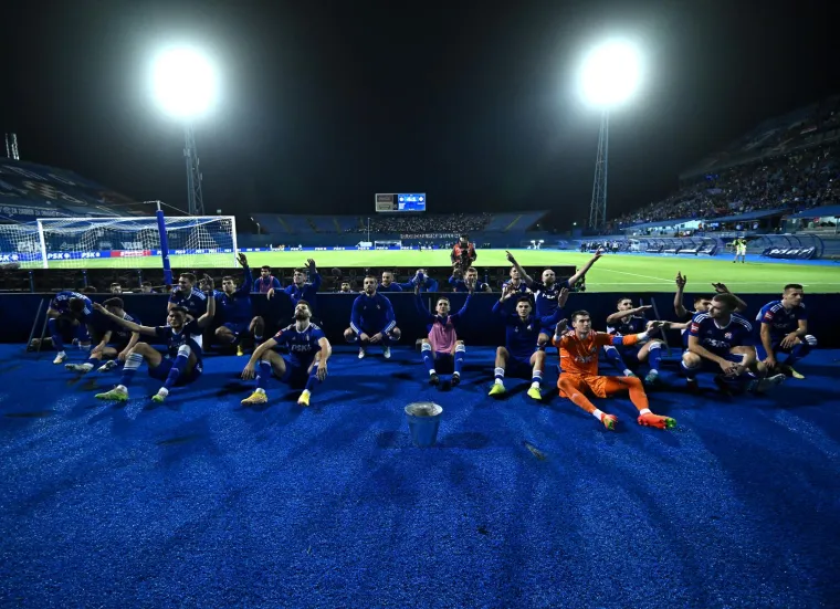 Pogledajte kakav je kaos zavladao Maksimirom: Livi 'tlačio' Ivanušeca, Ristovski fotografira, a Oršić pozira s protezom