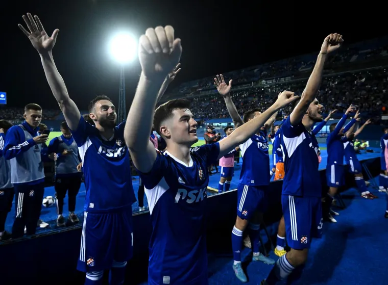 Pogledajte kakav je kaos zavladao Maksimirom: Livi 'tlačio' Ivanušeca, Ristovski fotografira, a Oršić pozira s protezom