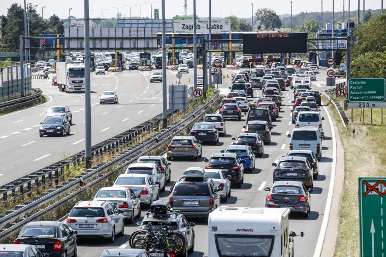 Velike gužve na cestama pred naplatnim kućicama Lučko, pojačan promet i zagrebačkom obilaznicom