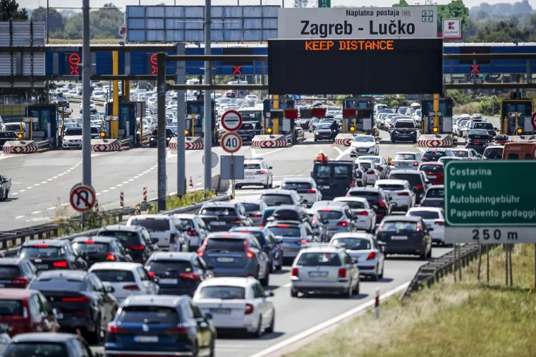 Velike gužve na cestama pred naplatnim kućicama Lučko, pojačan promet i zagrebačkom obilaznicom