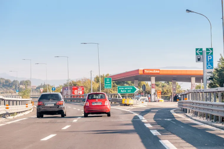 S prosječnom plaćom u Italiji moguće je kupiti 1.106 litara goriva.