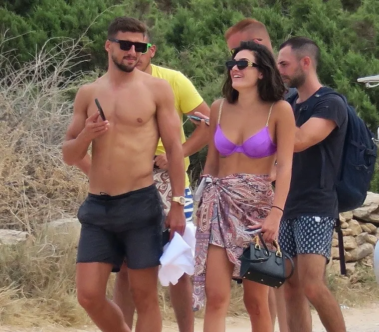 Paparazzi tajno snimili zvijezdu Man Cityja s misterioznom crnkom nakon raskida s pop pjevačicom: Nisu znali da su 'uhvaćeni', pa nisu bili diskretni