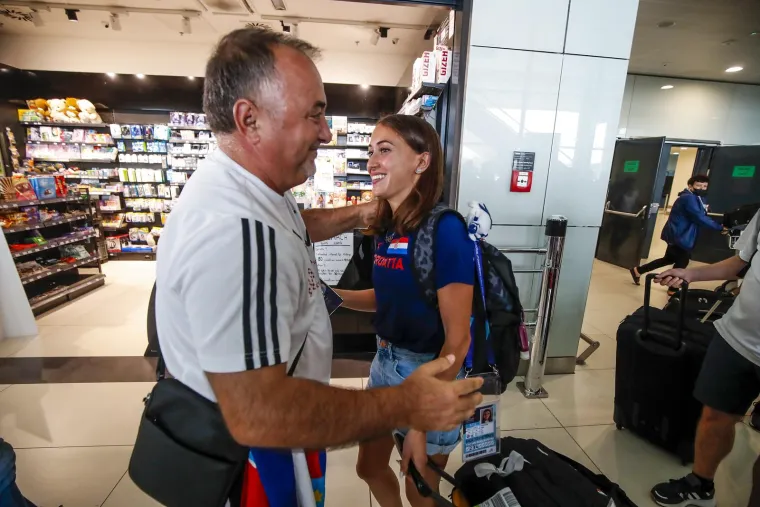 Srebrna hrvatska maratonka stigla u Zagreb: Pogledajte kako je dočekana djevojka koja je ispisala povijest