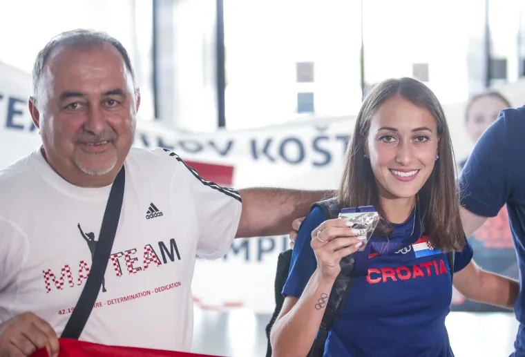 Srebrna hrvatska maratonka stigla u Zagreb: Pogledajte kako je dočekana djevojka koja je ispisala povijest