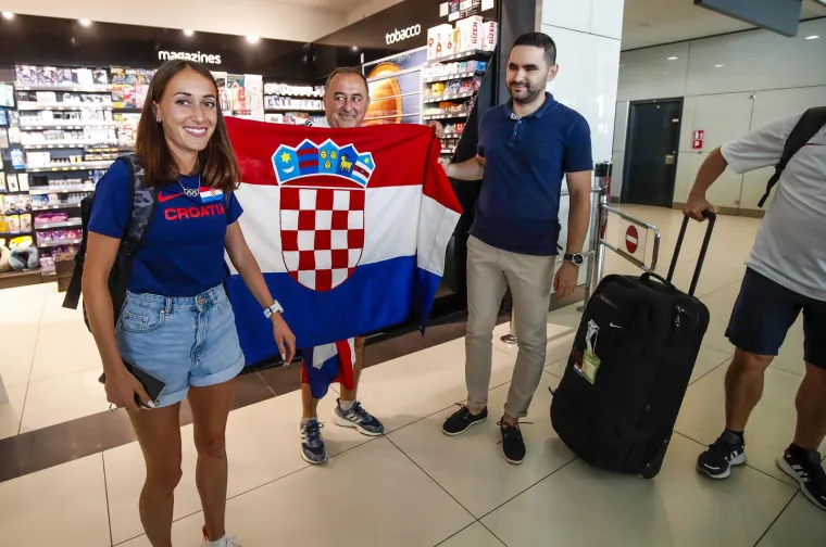 Srebrna hrvatska maratonka stigla u Zagreb: Pogledajte kako je dočekana djevojka koja je ispisala povijest